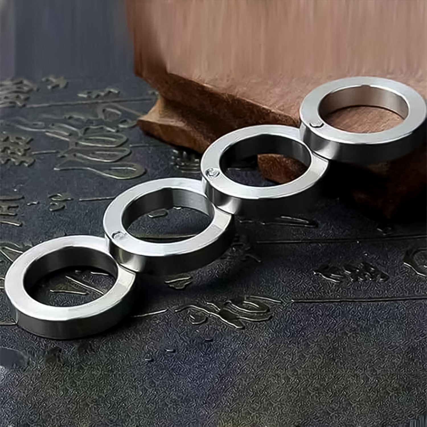 Portable 4 Finger Ring Unique Rotating Folding Ring (1 Set) Portable 4 Finger Ring Unique Rotating Folding Ring (1 Set)